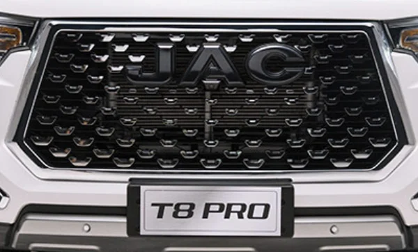 Parrilla frontal cromada, exclusiva de la versión Luxury 2.5. JAC T8 Pro.